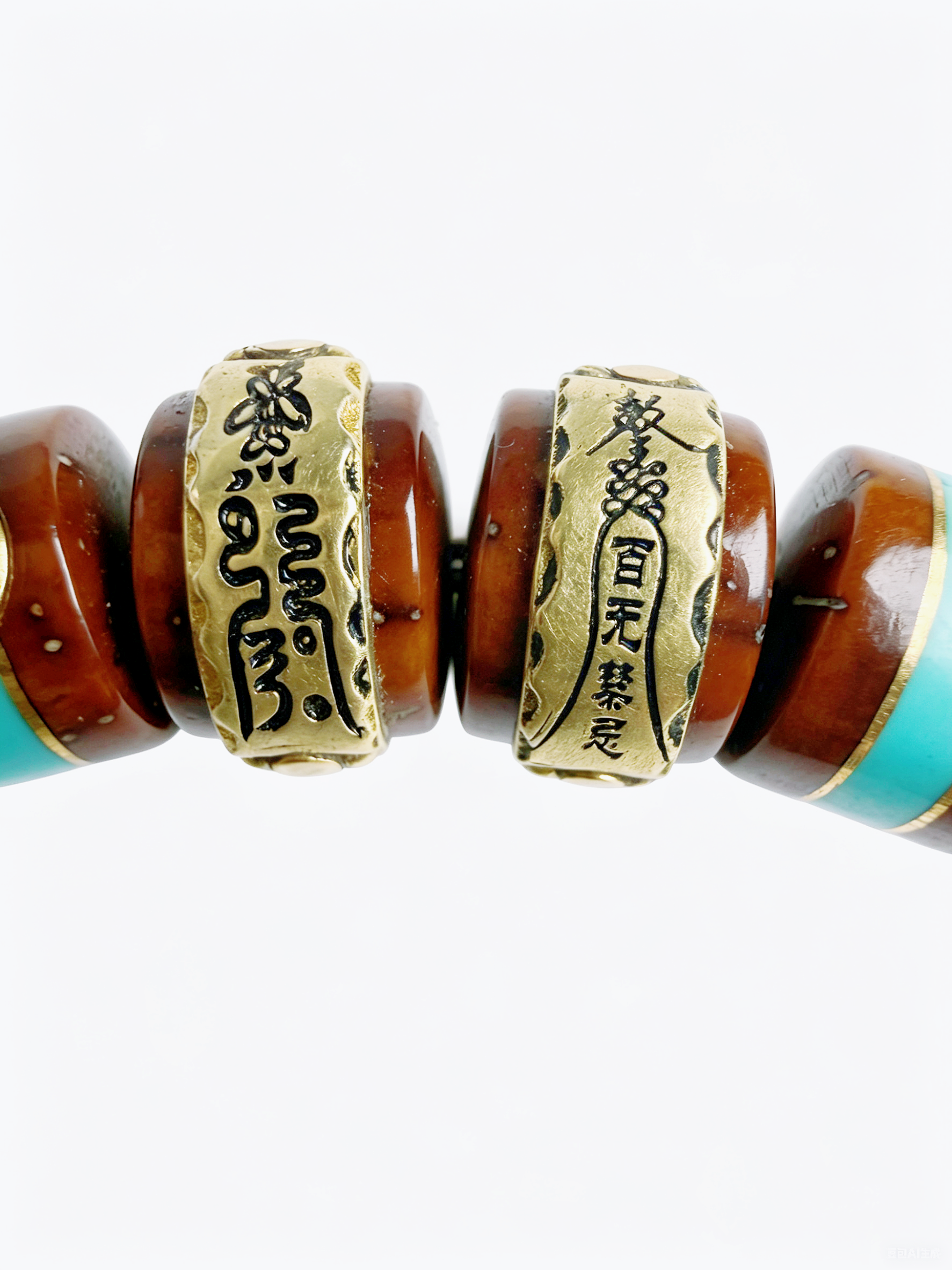 Blue Whisper Lucky Chipmunk Bodhi Bracelet – Straight-Cut Edge Version